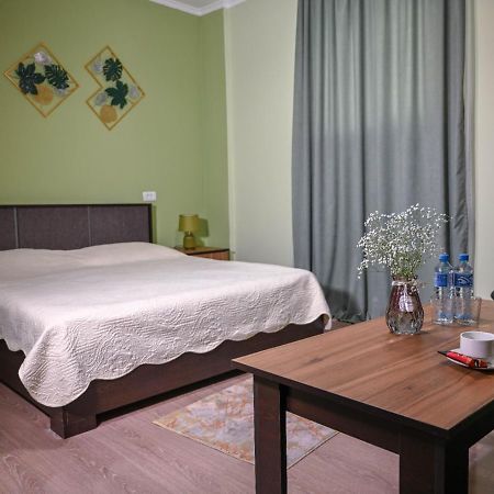 יירבאן Sofia Hotel מראה חיצוני תמונה
